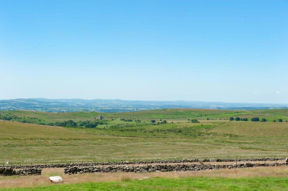 Вилла Dartmoor Barn On North Hessary Tor Йелвертон Экстерьер фото
