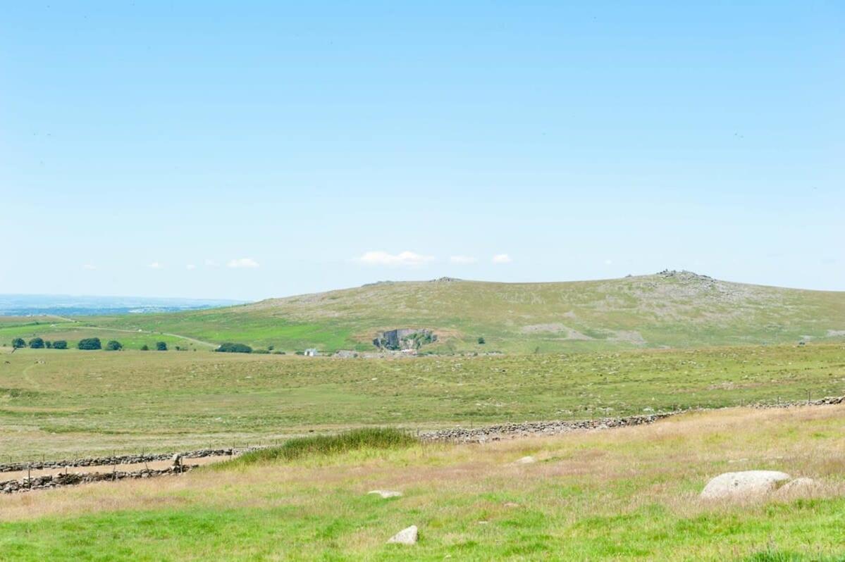 Вилла Dartmoor Barn On North Hessary Tor Йелвертон Экстерьер фото