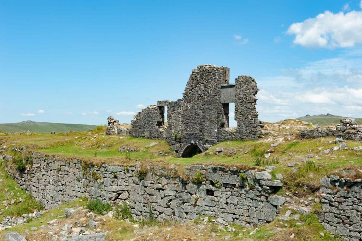 Вилла Dartmoor Barn On North Hessary Tor Йелвертон Экстерьер фото