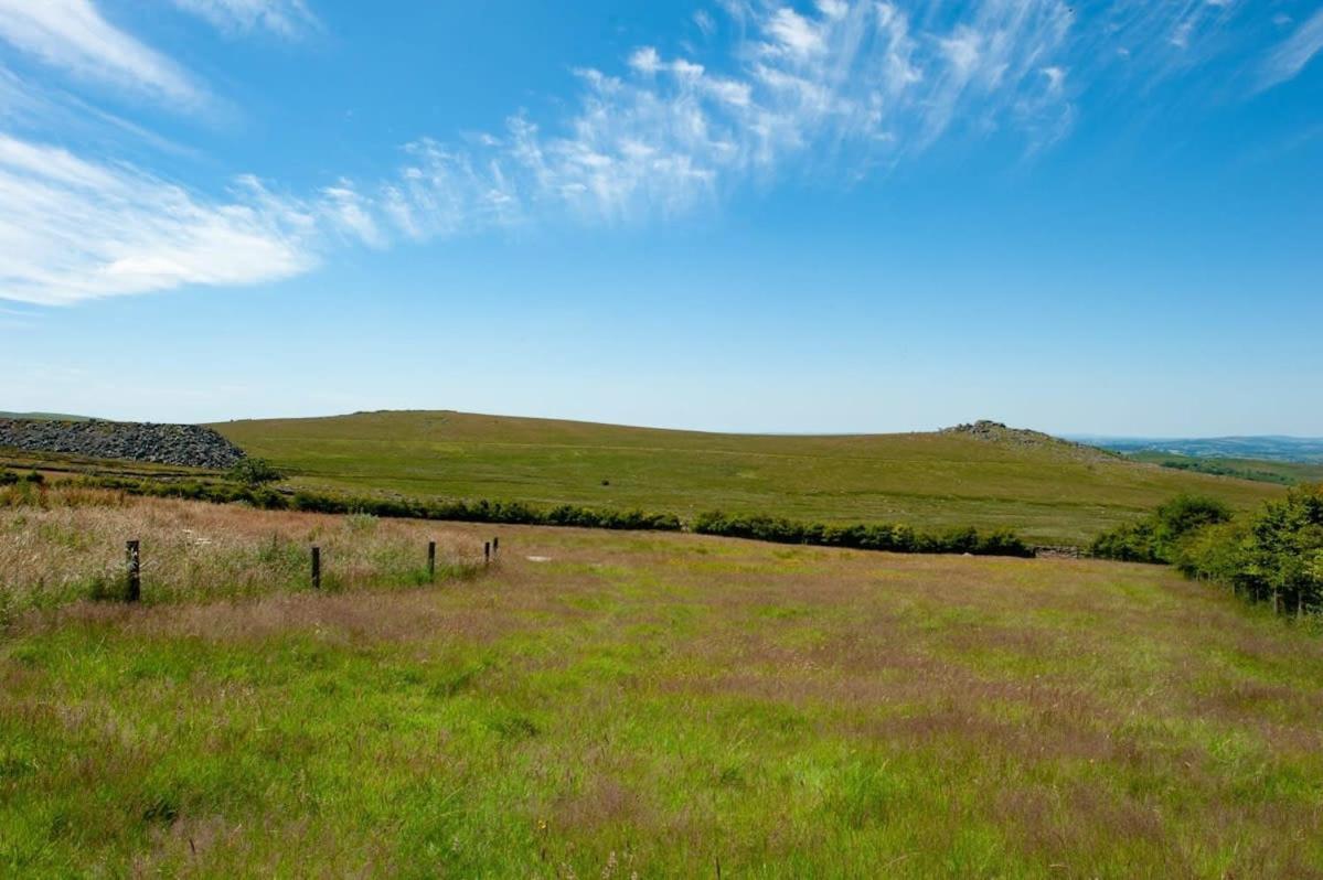 Вилла Dartmoor Barn On North Hessary Tor Йелвертон Экстерьер фото