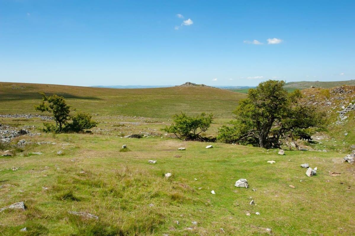 Вилла Dartmoor Barn On North Hessary Tor Йелвертон Экстерьер фото